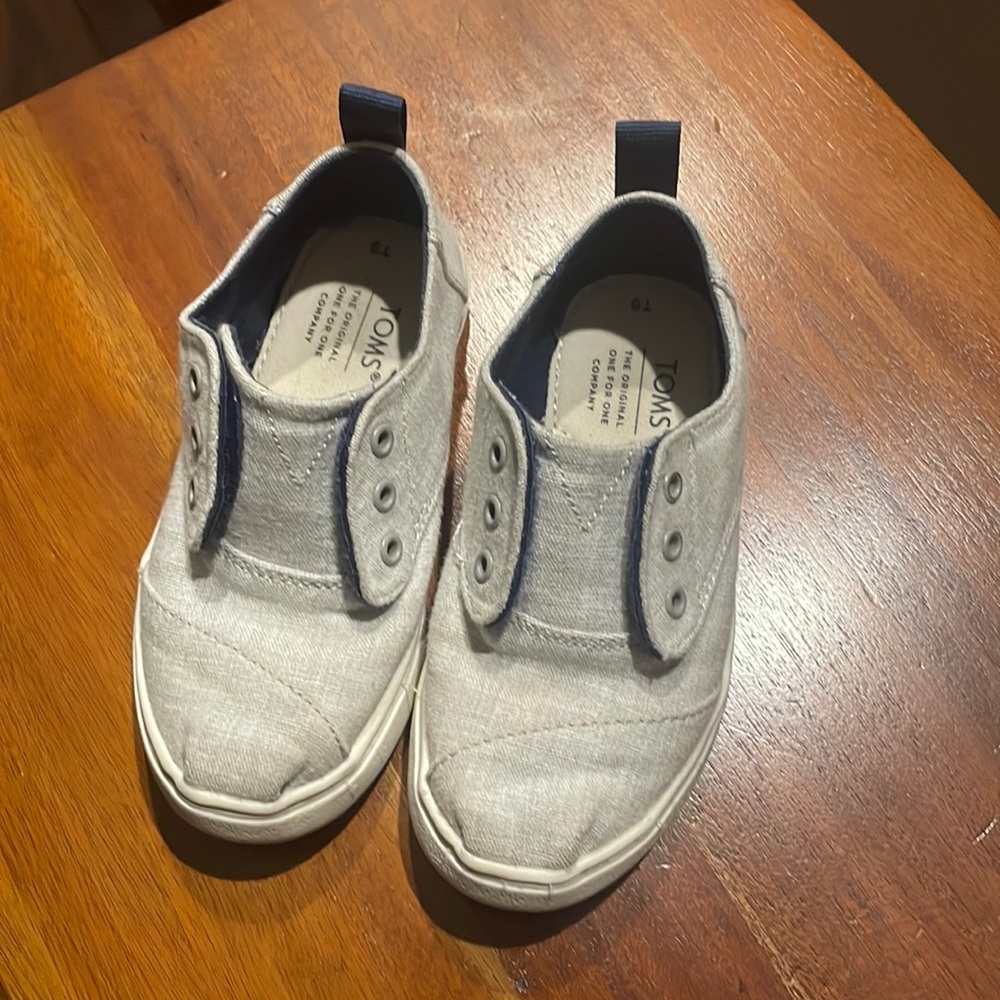 Toms toddler shoes size 9